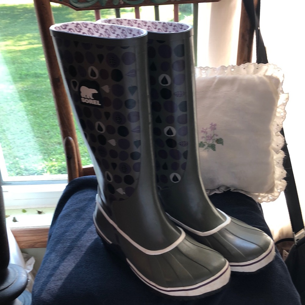 SOREL RAIN BOOTS.     6 💦